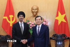 Ông Đoàn Minh Huấn, Ủy viên Bộ Chính trị, Giám đốc Học viện Chính trị Quốc gia Hồ Chí Minh tiếp ông Rajpal Singh, Đại sứ Singapore tại Việt Nam. (Ảnh: Tuấn Anh/TTXVN)