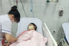 Đội ngũ y, bác sỹ tích cực điều trị cho bệnh nhân bị ngộ độc thực phẩm sau khi ăn bánh mỳ. (Nguồn: Báo Nhân Dân)