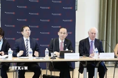 Quyền Bộ trưởng Bộ Ngoại giao Lê Hoài Trung (giữa) tham dự Bàn tròn Đối thoại Chính sách do Viện Đông Á Weatherhead tổ chức. (Ảnh: Thanh Tuấn/TTXVN)