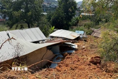 Căn nhà của một hộ dân tại thôn Quảng Hiệp (xã Hiệp Thạnh, tỉnh Lâm Đồng), khu vực phía sau nhà máy thủy điện Quảng Hiệp bị đất đá sạt lở làm sập một phần. (Ảnh: Nguyễn Dũng/TTXVN)