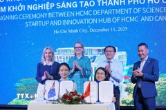 Đại diện Sở Khoa học và Công nghệ Thành phố Hồ Chí Minh và Canva ký kết hợp tác. (Ảnh: Thu Hoài/TTXVN)