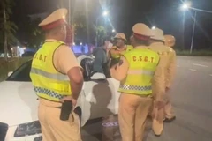 Cảnh sát kiểm tra nam tài xế. (Nguồn: Công an cung cấp)