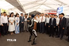 Các đại biểu tham quan triển lãm giới thiệu các sản phẩm công nghệ tại sự kiện Techfest Hải Phòng 2026. (Ảnh: Mạnh Minh/TTXVN)
