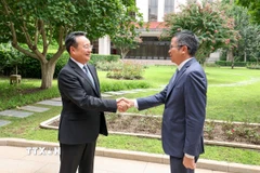 Đại sứ Việt Nam tại Trung Quốc Phạm Thanh Bình (phải) hội kiến với Phó Trưởng ban Tuyên truyền Trung ương Đảng Cộng sản Trung Quốc Vương Cương. (Nguồn: TTXVN phát)