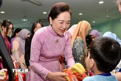 Phu nhân của Chủ tịch Quốc hội, bà Nguyễn Thị Thanh Nga trò chuyện với các em nhỏ. (Nguồn: TTXVN phát)