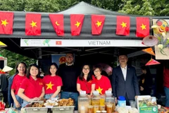 Đại sứ Việt Nam tại Cộng hòa Séc Dương Hoài Nam chụp ảnh lưu niệm cùng đại diện cán bộ sứ quán tại lễ hội ẩm thực ngày 7/6 tại Prague, Cộng hòa Séc. (Nguồn: TTXVN)