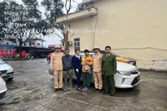 Cháu bé được gia đình đón về. (Nguồn: Báo Công an nhân dân)x