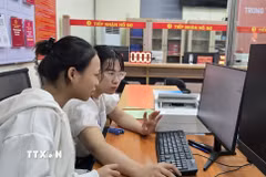 Chị Trần Thị Kim Nhung, chuyên viên phường Phù Liễn, Hải Phòng hướng dẫn công dân gửi hồ sơ đăng ký kết hôn lên Cổng Dịch vụ công Quốc gia. (Ảnh: Minh Thu/TTXVN)