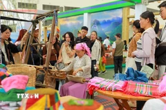 Gian hàng trưng bày, quảng bá sản phẩm đặc trưng, tiêu biểu của các địa phương đang là khu thu hút đông người dân và du khách tìm đến nhất. (Ảnh: Khánh Hòa/TTXVN)