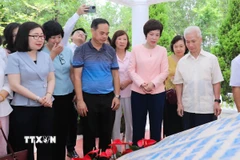 Tổng giám đốc, Chủ tịch Liên chi hội nhà báo TTXVN Vũ Việt Trang giới thiệu với các đồng chí lãnh đạo TTXVN qua các thời kỳ về Khu di tích. (Ảnh: Thành Phương/TTXVN)