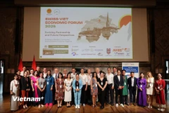 Các nữ trí thức Việt tham gia hoạt động ở Zurich. (Ảnh: Anh Hiển/TTXVN)