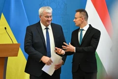 Bộ trưởng Ngoại giao và Thương mại Hungary Peter Szijjarto (phải) và Bộ trưởng Ngoại giao Ukraine Andrii Sybiha (trái) trò chuyện vào cuối buổi họp báo chung tại Hungary năm 2024. (Nguồn: AFP)