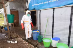Nhân viên y tế khử trùng khu vực cách ly tại trung tâm điều trị cho bệnh nhân Ebola, tại Bunia, tỉnh Ituri, Cộng hòa Dân chủ Congo, ngày 21/5/2026. (Ảnh: THX/TTXVN)