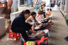 Điều khiến nhiều người xúc động là dù chỉ có 6 người thường trực chăm sóc 57 trẻ em ở nhiều độ tuổi khác nhau, nhưng mọi sinh hoạt tại mái ấm vẫn rất nền nếp và ngăn nắp. Từ hành lang, phòng ở đến khu sinh hoạt chung đều sạch sẽ, gọn gàng. (Ảnh: Đậu Tất Thành/TTXVN)
