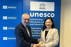 Ông Ernesto Renato Ottone Ramirez, Trợ lý Tổng Giám đốc UNESCO phụ trách Văn hóa tiếp Đại sứ Nguyễn Thị Vân Anh, Trưởng Phái đoàn thường trực Việt Nam bên cạnh UNESCO. (Ảnh: TTXVN phát)