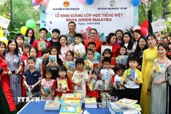 Đại sứ Đinh Ngọc Linh và Chủ tịch Trần Thị Trang cùng cô trò lớp tiếng Việt tại buổi lễ. (Ảnh: Viên Luyến/TTXVN)