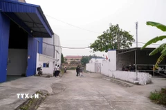 Khu vực chủ sử dụng đất ở thôn Tây Nha (xã Long Hưng) dựng xưởng cho doanh nghiệp thuê sản xuất giày da. (Ảnh: Nguyễn Công Hải/TTXVN)