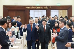 Sáng 26/1/2026, tại Hà Nội, Tổng Bí thư Tô Lâm và Tổng Bí thư, Chủ tịch nước Lào Thongloun Sisoulith cùng các đồng chí lãnh đạo hai nước dự Hội nghị thông báo kết quả Đại hội đại biểu toàn quốc lần thứ XII Đảng Nhân dân cách mạng Lào. (Ảnh: Thống Nhất/TTXVN)