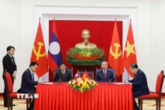 Tổng Bí thư Tô Lâm và Tổng Bí thư, Chủ tịch nước Lào Thongloun Sisoulith chứng kiến lễ ký Thỏa thuận hợp tác giữa Văn phòng Trung ương Đảng Cộng sản Việt Nam và Văn phòng Trung ương Đảng Nhân dân Cách mạng Lào giai đoạn 2026-2030. (Ảnh: Thống Nhất/TTXVN)