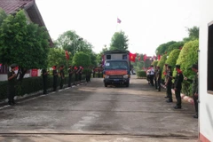 Bộ đội và nhân dân Lào tiễn đưa hài cốt các liệt sỹ, quân tình nguyện và chuyên gia Việt Nam về nước. (Ảnh: TTXVN phát)