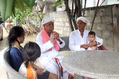 Nghệ nhân Thông Long âm thầm gieo niềm đam mê chơi kèn saranai cho các thế hệ trẻ. (Ảnh: Hồng Hiếu/TTXVN)