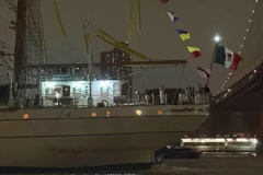 Tàu hải quân Mexico sau khi đâm vào cầu Brooklyn ở New York, Mỹ tối 17/5/2025. (Ảnh: AP/TTXVN)