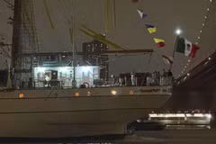 Tàu hải quân Mexico sau khi đâm vào cầu Brooklyn ở New York, Mỹ tối 17/5/2025. (Ảnh: AP/TTXVN)