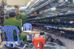 Cơ quan chức năng kiểm tra cửa hàng giày dép do Phạm Văn Tân làm chủ. (Ảnh: TTXVN phát)