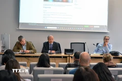 Đại sứ Việt Nam tại Pháp Đinh Toàn Thắng (giữa) phát biểu tại hội thảo. (Ảnh: Hữu Chiến/TTXVN)