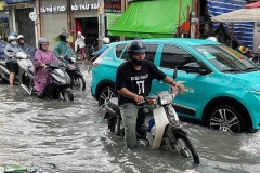 Nước ngập nửa bánh xe mô tô trên đường Tô Ngọc Vân (thành phố Thủ Đức). (Ảnh: TTXVN phát)