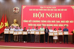 Lãnh đạo Tỉnh ủy, Ủy ban Nhân dân tỉnh Quảng Ngãi trao Bằng khen của Chủ tịch Ủy ban Nhân dân tỉnh Quảng Ngãi cho các tập thể có thành tích xuất sắc trong công tác xóa nhà tạm. (Ảnh: Phạm Cường/TTXVN)