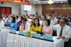 Đại biểu Hội đồng Nhân dân tỉnh Đồng Nai khóa X biểu quyết thông qua nhiều nghị quyết quan trọng tại kỳ họp thứ 10. (Ảnh: Sỹ Tuyên/TTXVN)