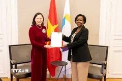 Đại sứ Nguyễn Thị Vân Anh, Trưởng Phái đoàn Đại diện thường trực Việt Nam bên cạnh UNESCO, trình thư ủy nhiệm lên Tổng Thư ký Pháp ngữ Louise Mushikiwabo. (Nguồn: TTXVN phát)
