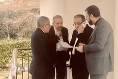 Phái đoàn Iran do Ngoại trưởng Abbas Araghchi (thứ 2, phải) dẫn đầu tới tham gia vòng đàm phán hạt nhân gián tiếp lần thứ ba với phía Mỹ tại Geneva (Thụy Sĩ) ngày 26/2/2026. (Nguồn: IRNA/TTXVN)