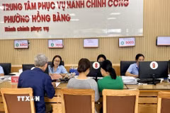 Trung tâm Phục vụ hành chính công phường Hồng Bàng là mô hình đầu tiên trong cấp phường tại thành phố Hải Phòng tích hợp đồng bộ giữa giải quyết thủ tục hành chính và các dịch vụ tiện ích hành chính-xã hội. (Ảnh: Minh Huệ/TTXVN)