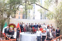 Các đại biểu chụp ảnh chung bên tượng đài Chủ tịch Hồ Chí Minh tại Công viên Tự do cho các dân tộc, thuộc Trung tâm Lịch sử thủ đô Mexico City. (Ảnh: Phi Hùng/TTXVN)