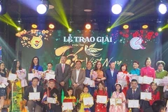 Đại sứ Dương Hoài Nam chụp ảnh kỷ niệm cùng các thí sinh đạt giải tại cuộc thi “Tết Việt Nam trong tôi” ngày 8/6. (Ảnh: Việt Thắng/TTXVN)