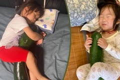 Nhiều người dân Trung Quốc đã tìm ra một cách giải nhiệt vừa rẻ, vừa độc đáo: ôm bí đao khi ngủ thay vì bật điều hòa. (Nguồn: SCMP)