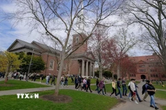 Sinh viên tại Đại học Harvard ở Cambridge, bang Massachusetts, Mỹ. (Ảnh: REUTERS/TTXVN)