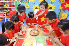 Hướng tới 51 năm Ngày Giải phóng Miền Nam, thống nhất đất nước (30/4/1975-30/4/2026), ngành Giáo dục tỉnh Tuyên Quang triển khai triển khai nhiều hoạt động ý nghĩa cho học sinh, trong đó trẻ mầm non đặc biệt háo hức khi được tham gia tạo hình lá cờ đỏ sao vàng. (Ảnh: Thanh Tùng/TTXVN)