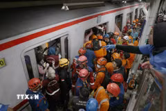 Lực lượng cứu hộ làm nhiệm vụ tại hiện trường vụ tại nạn đường sắt ở Bekasi, Indonesia đêm 27/4/2026. (Ảnh: THX/TTXVN)