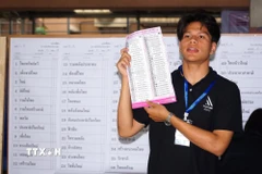 Nhân viên cơ quan bầu cử kiểm phiếu bầu tại Bangkok, Thái Lan, ngày 8/2/2026. (Nguồn: THX/TTXVN)