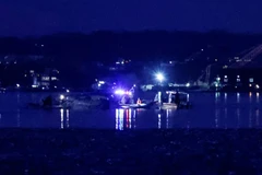 Công tác cứu hộ được triển khai tại hiện trường vụ va chạm giữa máy bay chở khách của Hãng hàng không American Airlines với trực thăng BlackHawk của quân đội ở Washington, Mỹ ngày 30/1/2025. (Ảnh: REUTERS/TTXVN)