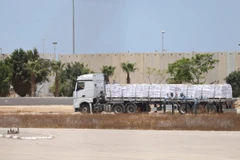 Xe tải chở hàng viện trợ tại khu vực cửa khẩu Kerem Shalom bên phía Israel ngày 20/5/2025. (Ảnh: THX/TTXVN)