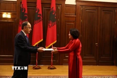 Đại sứ Phạm Thị Thu Hương trình Quốc thư lên Tổng thống Albania Bajram Begaj. (Nguồn: TTXVN phát)