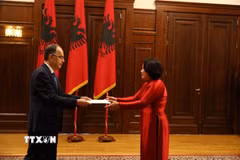 Đại sứ Phạm Thị Thu Hương trình Quốc thư lên Tổng thống Albania Bajram Begaj. (Nguồn: TTXVN phát)