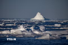Băng tan do nhiệt độ ấm lên tại đảo Greenland thuộc Bắc Cực, ngày 16/8/2023. (Nguồn: AFP/TTXVN)