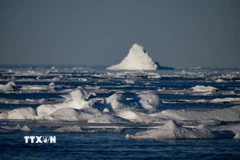 Băng tan do nhiệt độ ấm lên tại đảo Greenland thuộc Bắc Cực, ngày 16/8/2023. (Nguồn: AFP/TTXVN)