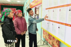 Danh sách và tiểu sử tóm tắt của các ứng cử viên được niêm yết công khai để cử tri tìm hiểu trước khi lựa chọn. (Ảnh: Đồng Thúy/TTXVN)