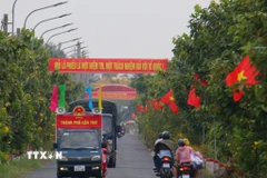 Tuyên truyền cuộc bầu cử bằng hình thức treo băngrôn, xe lưu động trên địa bàn xã Vĩnh Viễn, thành phố Cần Thơ. (Ảnh: Duy Khương/TTXVN)